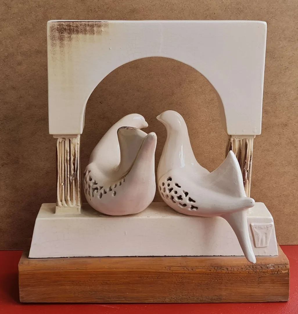 yakınlaştır "İsimsiz" eseri AHMET CÜNEYT ER tarafından 2002 yılında 34x32x18 cm ölçülerinde Seramik tekniği ile yapılmıştır.