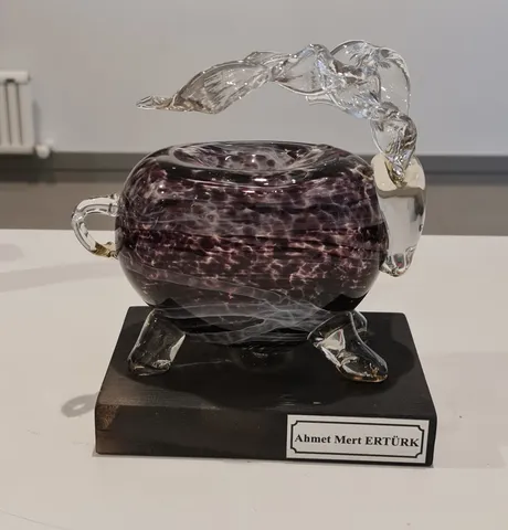 "Boğa" eseri AHMET MERT ERTÜRK tarafından 2021 yılında 21x19x16 cm ölçülerinde Cam tekniği ile yapılmıştır.