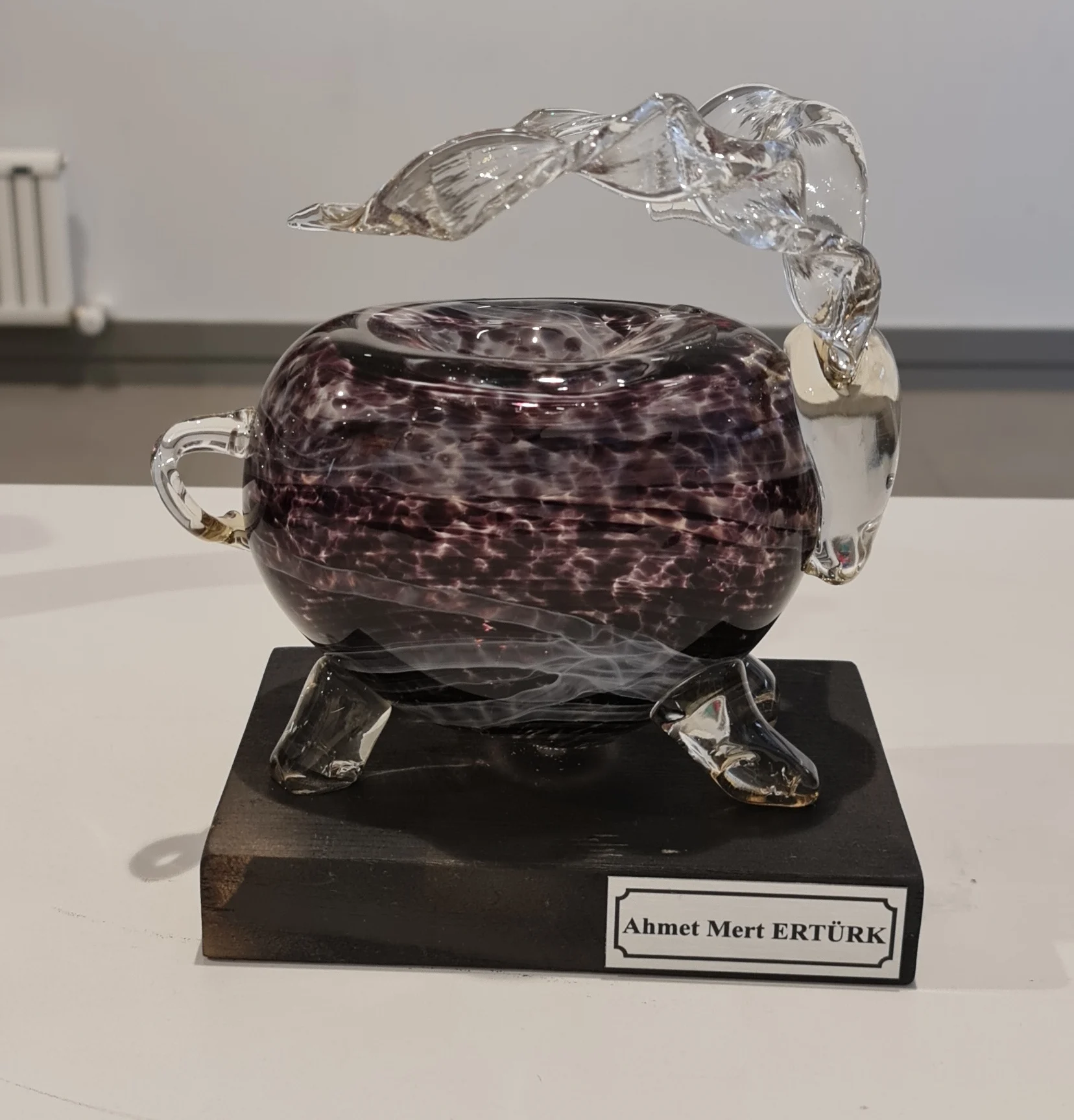 "Boğa" eseri AHMET MERT ERTÜRK tarafından 2021 yılında 21x19x16 cm ölçülerinde Cam tekniği ile yapılmıştır.