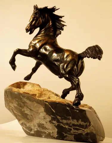 "Tutkulu At" eseri ALEXANDER DAVİDOV tarafından 2013 yılında Bronz Heykel tekniği ile yapılmıştır.