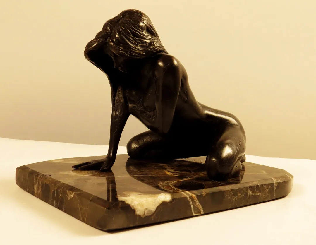 "Sevgili" eseri ALEXANDER DAVİDOV tarafından 2013 yılında Bronz Heykel tekniği ile yapılmıştır.