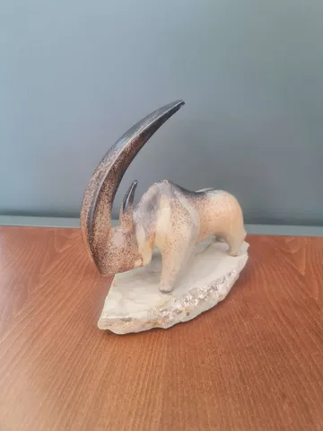 AYŞE ERGÜNER — “İsimsiz”, 2022 "İsimsiz" eseri AYŞE ERGÜNER tarafından 2022 yılında 21x21x14 cm ölçülerinde Seramik tekniği ile yapılmıştır.