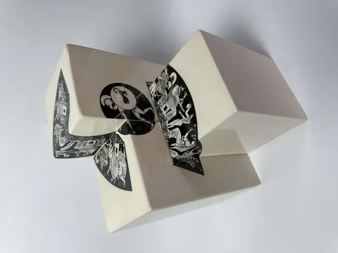 "Cube Mythology-1" eseri AYŞE NUR DANABAŞ tarafından 2024 yılında 25x20x20 cm ölçülerinde Seramik tekniği ile yapılmıştır.