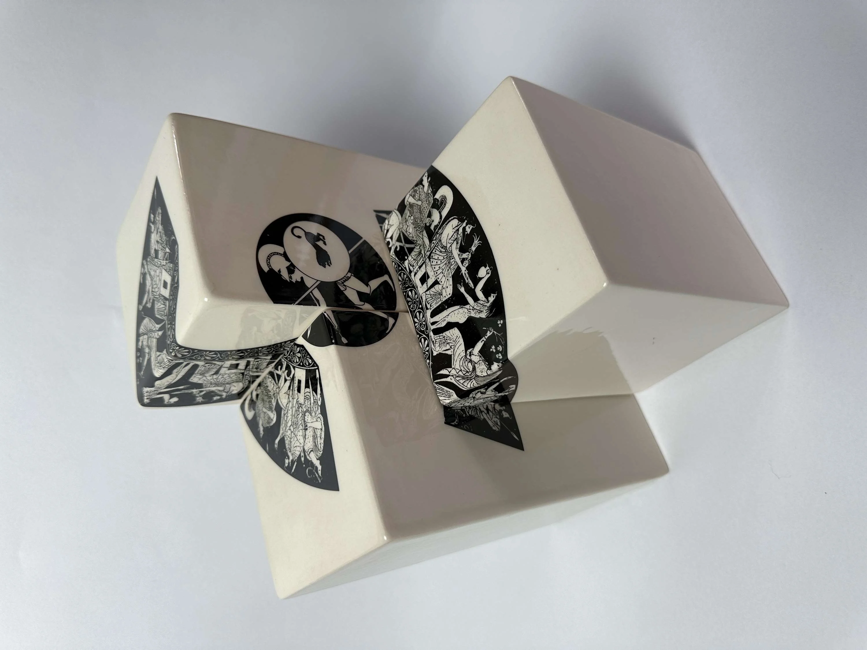 "Cube Mythology-1" eseri AYŞE NUR DANABAŞ tarafından 2024 yılında 25x20x20 cm ölçülerinde Seramik tekniği ile yapılmıştır.