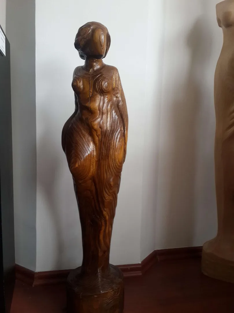 yakınlaştır "İsimsiz" eseri AZİMET KARAMAN tarafından 2015 yılında 84x18x20 cm ölçülerinde Ağaç yontu tekniği ile yapılmıştır.