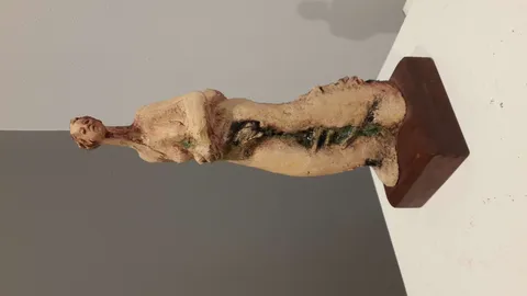 "İsimsiz" eseri AZİMET KARAMAN tarafından 2015 yılında 35x9x14 cm ölçülerinde Seramik tekniği ile yapılmıştır.
