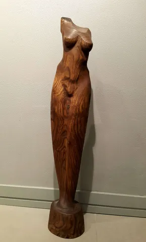 "İsimsiz" eseri AZİMET KARAMAN tarafından 2017 yılında 104x20x17 cm ölçülerinde Ahşap tekniği ile yapılmıştır.