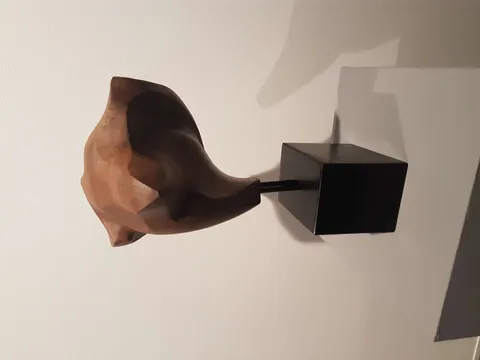 "İsimsiz" eseri AZİMET KARAMAN tarafından 2018 yılında 52x36x27 cm ölçülerinde Ahşap tekniği ile yapılmıştır.