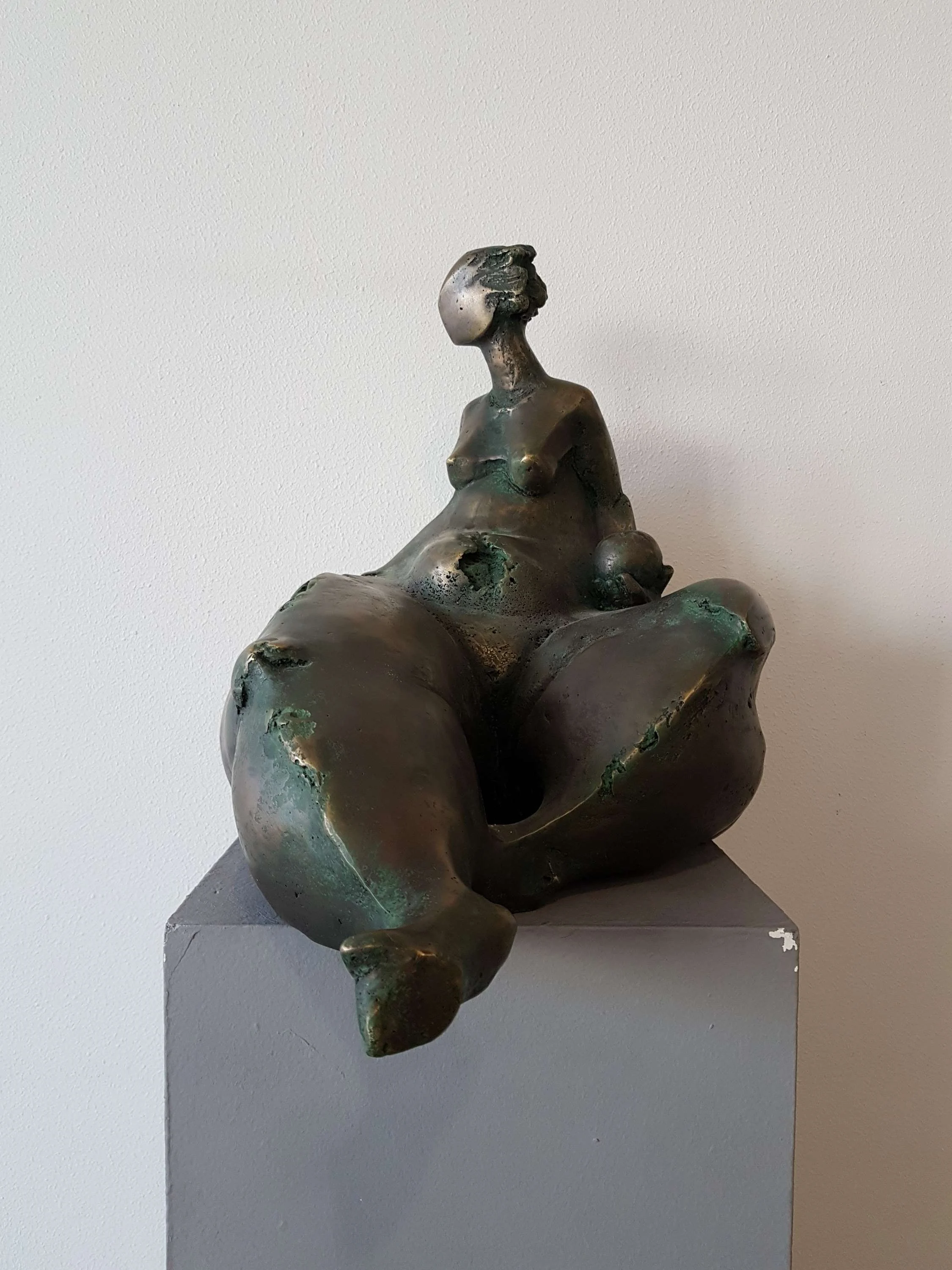 "İsimsiz" eseri AZİMET KARAMAN tarafından 2017 yılında 34x40x30 cm ölçülerinde Bronz Heykel tekniği ile yapılmıştır.