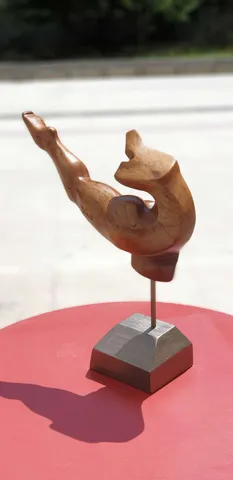 "İsimsiz" eseri AZİMET KARAMAN tarafından 2019 yılında 39x34x11 cm ölçülerinde Ahşap tekniği ile yapılmıştır.