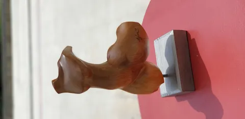 "İsimsiz" eseri AZİMET KARAMAN tarafından 2019 yılında 30x18x10 cm ölçülerinde Ahşap tekniği ile yapılmıştır.