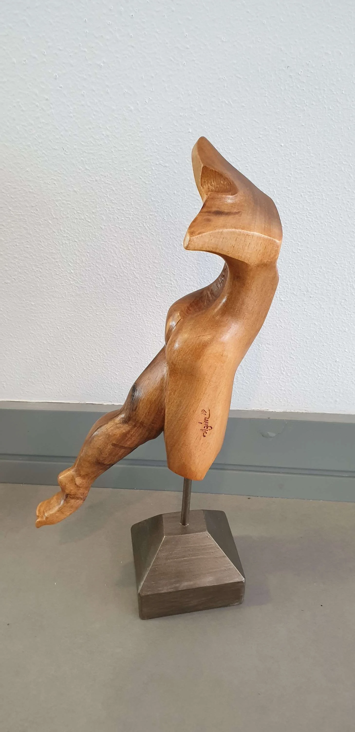 "İsimsiz" eseri AZİMET KARAMAN tarafından 2019 yılında 44x22x10 cm ölçülerinde Tuval üzeri yağlı boya tekniği ile yapılmıştır.