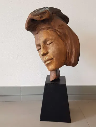 "Büst" eseri AZİMET KARAMAN tarafından 2021 yılında 68x30x28 cm ölçülerinde Ahşap Yontu tekniği ile yapılmıştır.