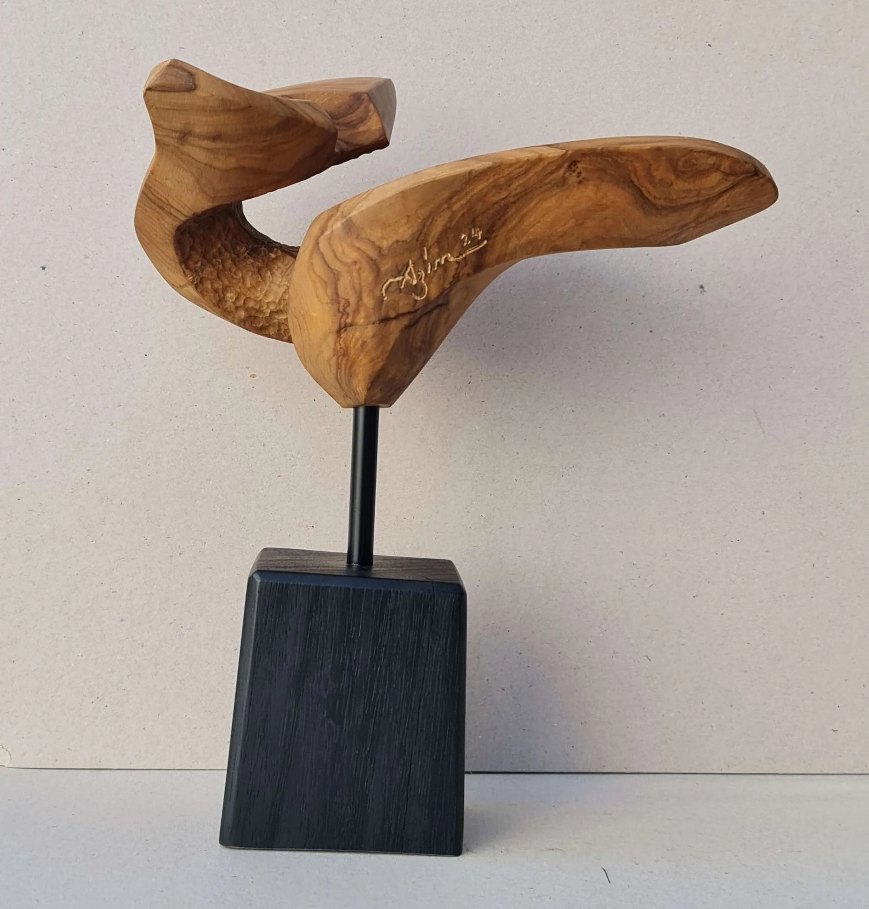 "Soyutlama" eseri AZİMET KARAMAN tarafından 2023 yılında 30x25x13 cm ölçülerinde Ahşap Yonyu - Zeytin Ağacı tekniği ile yapılmıştır.
