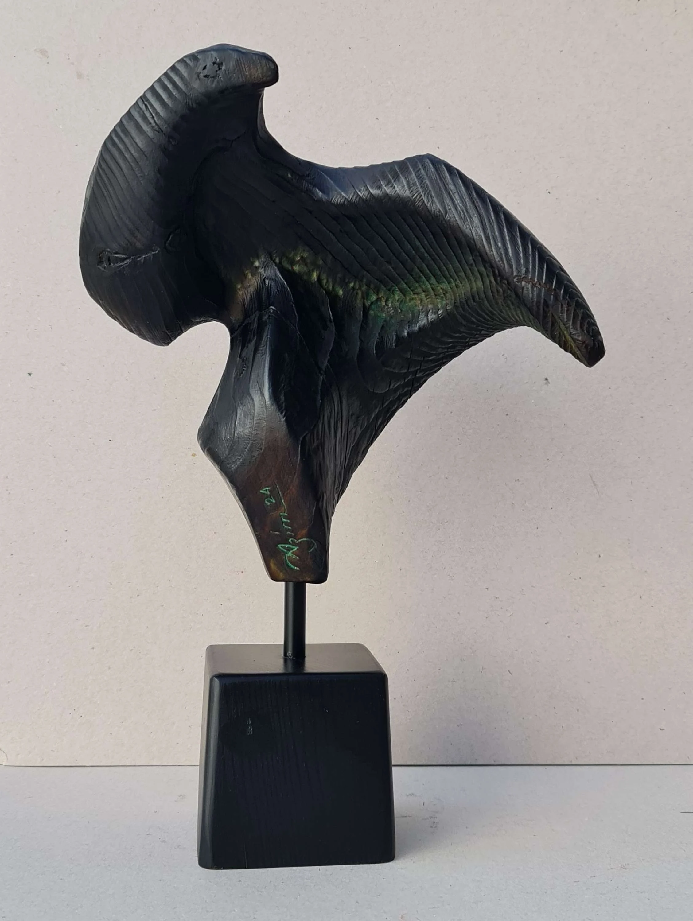 "Soyutlama" eseri AZİMET KARAMAN tarafından 2023 yılında 34x23x17 cm ölçülerinde Ahşap Yontu - Sedir tekniği ile yapılmıştır.