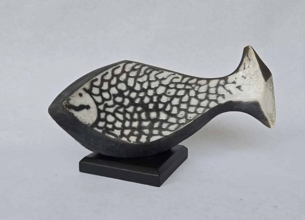 yakınlaştır "İsimsiz" eseri BETÜL DEMİR tarafından 2015 yılında 12x26x15 cm ölçülerinde Seramik, Raku Tekniği tekniği ile yapılmıştır.