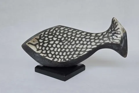 BETÜL DEMİR — “İsimsiz”, 2012 "İsimsiz" eseri BETÜL DEMİR tarafından 2012 yılında 12x26x15 cm ölçülerinde Seramik, Raku Tekniği tekniği ile yapılmıştır.