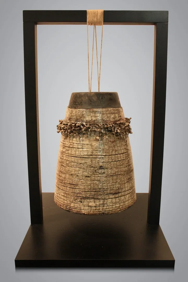 yakınlaştır "İsimsiz" eseri BETÜL DEMİR tarafından 2013 yılında 30x30x50 cm ölçülerinde Seramik tekniği ile yapılmıştır.