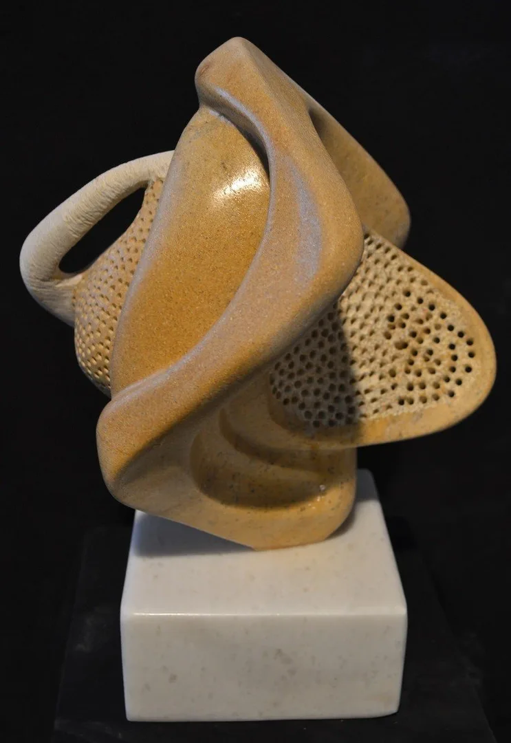 "Siluet" eseri DEMET KAYA tarafından 2012 yılında 35x27x18 cm ölçülerinde Heykel tekniği ile yapılmıştır.