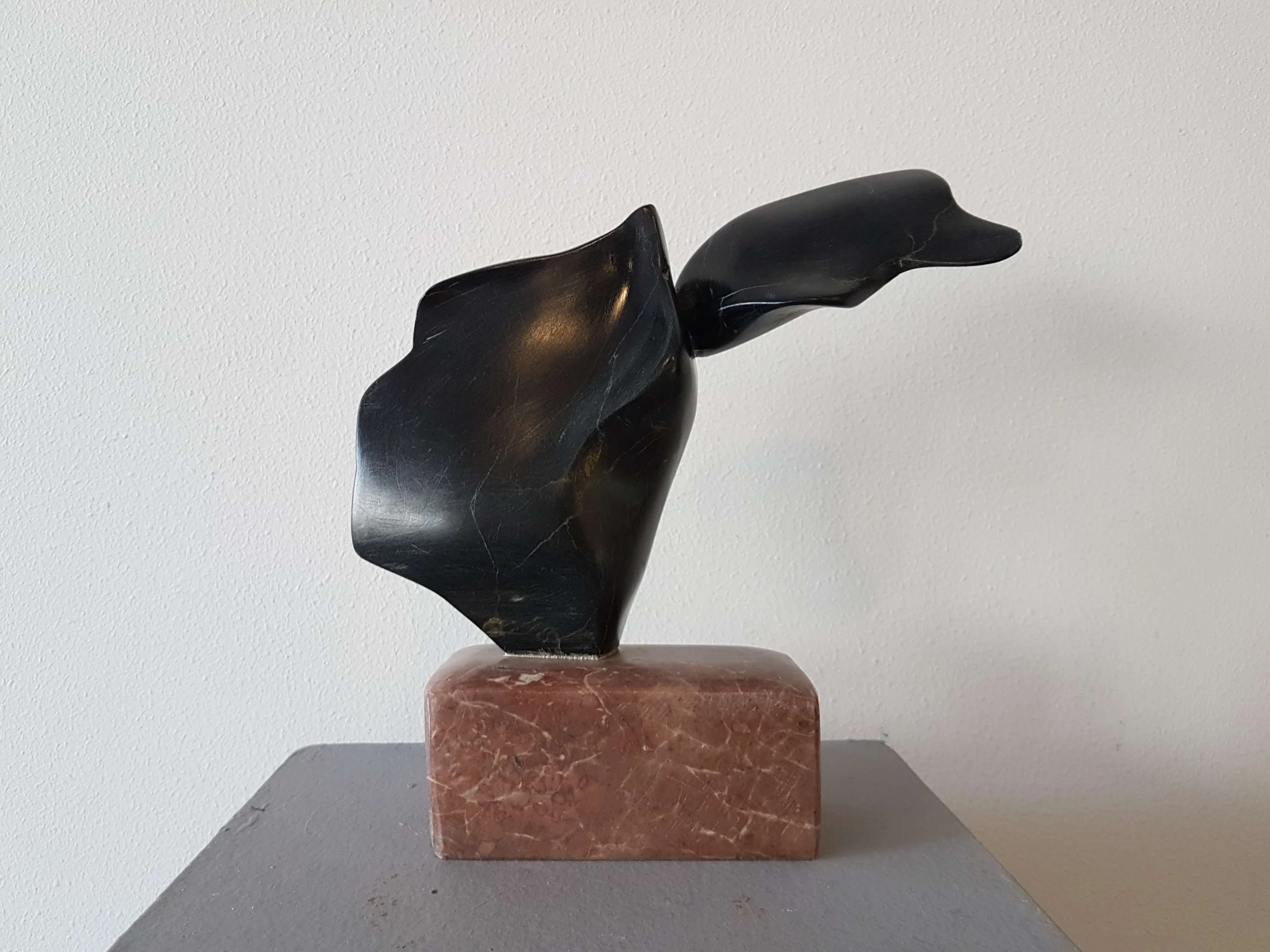 "İsimsiz" eseri DEMET KAYA tarafından 2017 yılında 23x22x10 cm ölçülerinde Mermer Heykel tekniği ile yapılmıştır.