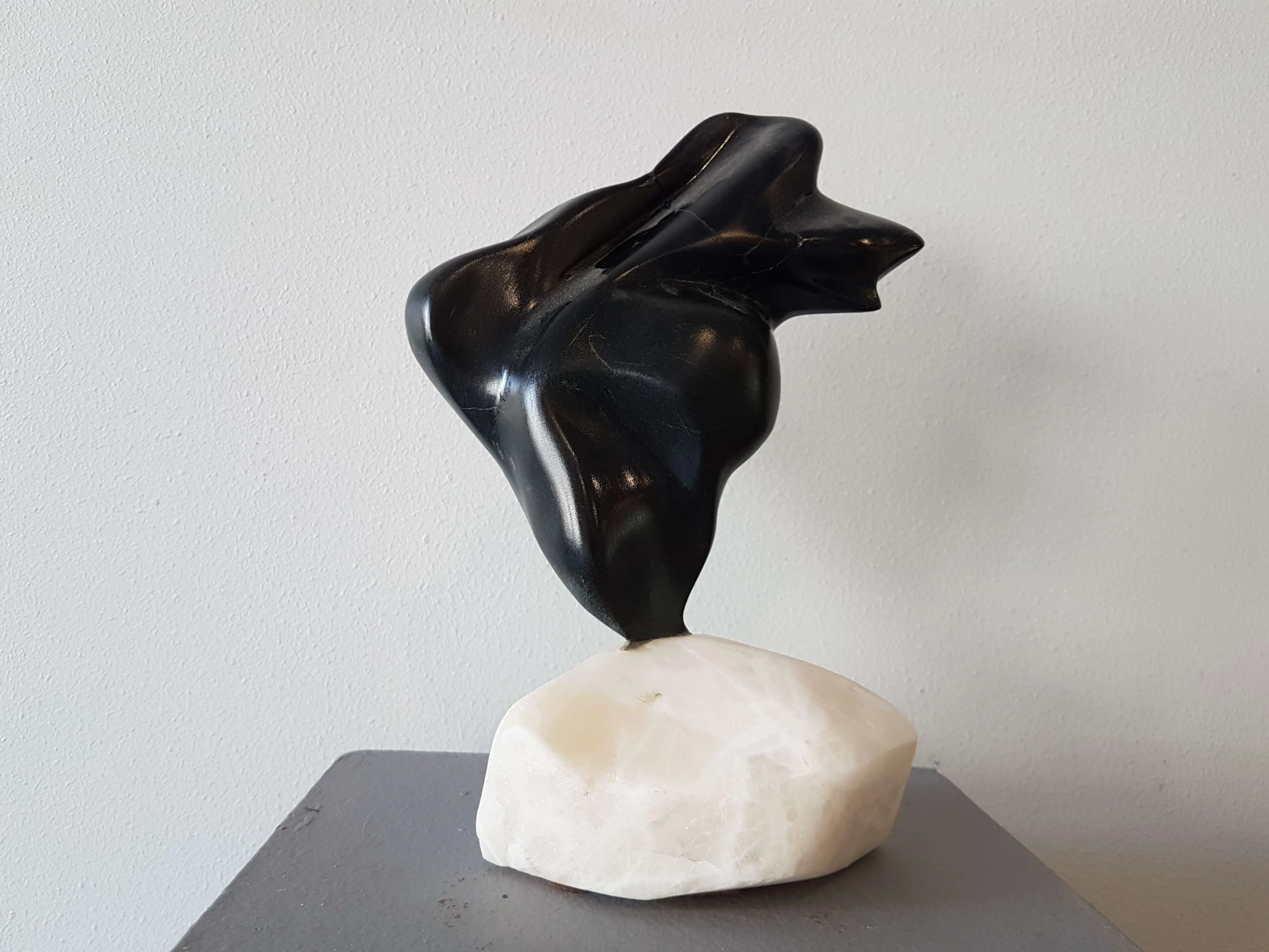 "İsimsiz" eseri DEMET KAYA tarafından 2017 yılında 25x18x13 cm ölçülerinde Mermer Heykel tekniği ile yapılmıştır.