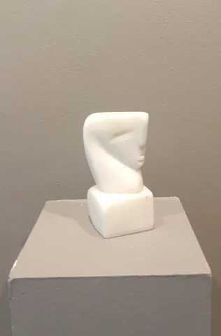 DEMET KAYA — “İsimsiz”, 2020 "İsimsiz" eseri DEMET KAYA tarafından 2020 yılında 18x10x8 cm ölçülerinde Mermer Heykel tekniği ile yapılmıştır.
