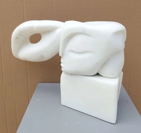 DEMET KAYA — “İsimsiz”, 2021 "İsimsiz" eseri DEMET KAYA tarafından 2021 yılında 30x42x13 cm ölçülerinde Mermer Heykel tekniği ile yapılmıştır.