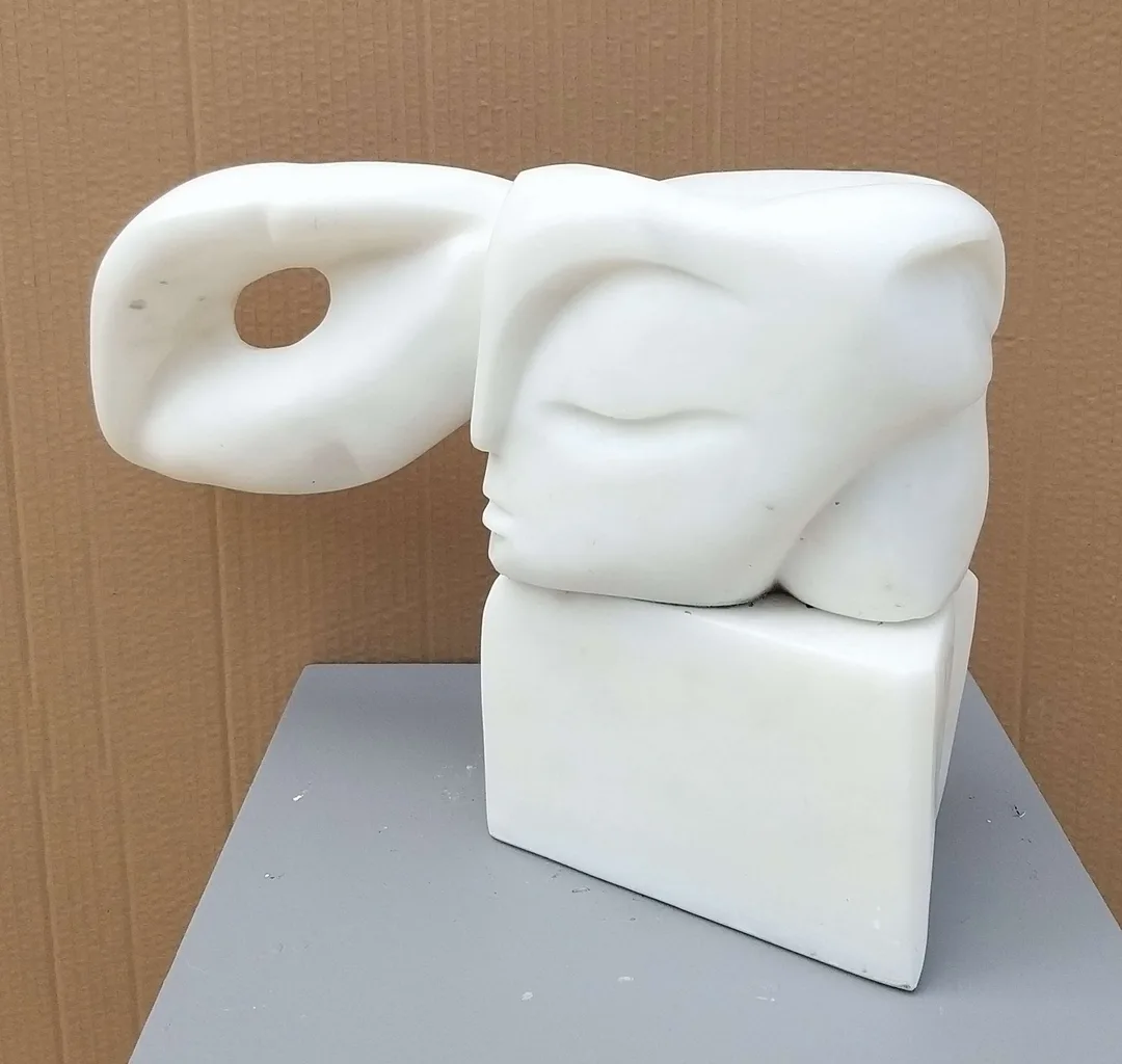 "İsimsiz" eseri DEMET KAYA tarafından 2021 yılında 30x42x13 cm ölçülerinde Mermer Heykel tekniği ile yapılmıştır.