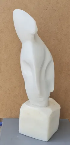 "İsimsiz" eseri DEMET KAYA tarafından 2021 yılında 39x12x12 cm ölçülerinde Afyon Mermeri tekniği ile yapılmıştır.