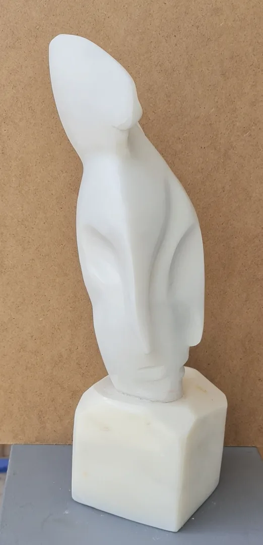 yakınlaştır "İsimsiz" eseri DEMET KAYA tarafından 2021 yılında 39x12x12 cm ölçülerinde Afyon Mermeri tekniği ile yapılmıştır.