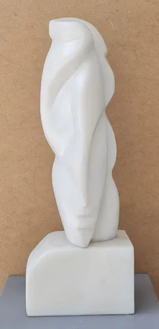 "İsimsiz" eseri DEMET KAYA tarafından 2021 yılında 42x10x15 cm ölçülerinde Afyon Mermeri tekniği ile yapılmıştır.