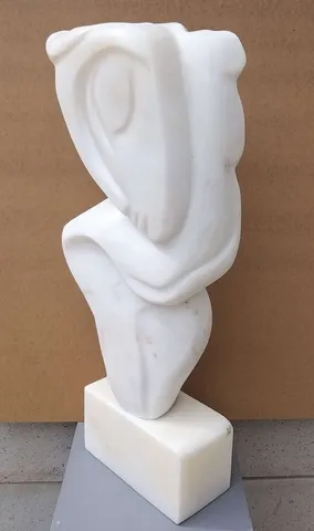 "İsimsiz" eseri DEMET KAYA tarafından 2022 yılında 61x24x13 cm ölçülerinde Afyon Mermeri tekniği ile yapılmıştır.