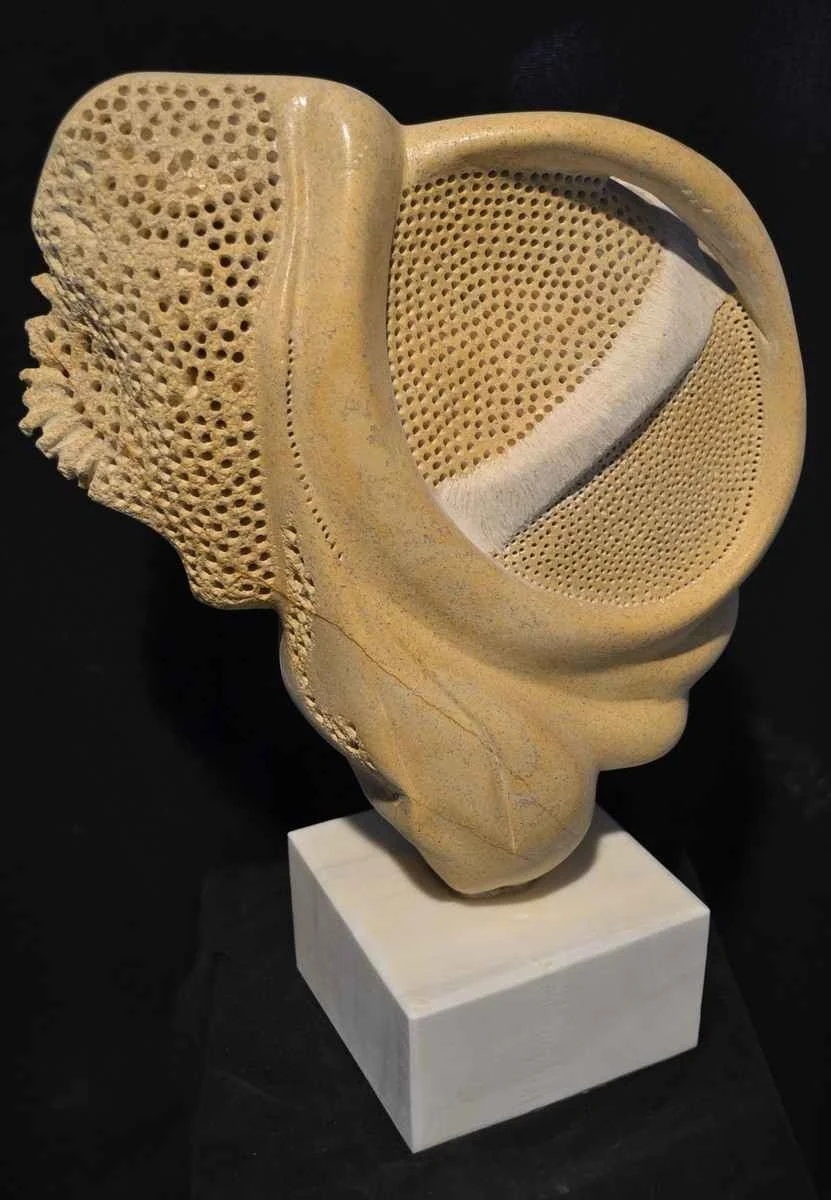 "Arayış" eseri DEMET KAYA tarafından 2012 yılında 44x33x14 cm ölçülerinde Kandıra Taşı tekniği ile yapılmıştır.