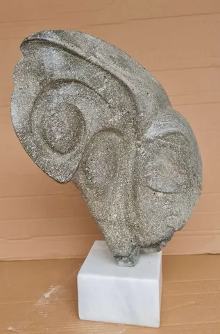"İsimsiz" eseri DEMET KAYA tarafından 2012 yılında 52x38x19 cm ölçülerinde Kandıra Taşı tekniği ile yapılmıştır.
