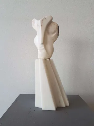 DİNÇER GÜNGÖRÜR — “İsimsiz”, 2018 "İsimsiz" eseri DİNÇER GÜNGÖRÜR tarafından 2018 yılında 30x11x8 cm ölçülerinde Mermer Heykel tekniği ile yapılmıştır.