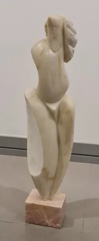 "İsimsiz" eseri DİNÇER GÜNGÖRÜR tarafından 2016 yılında 81x20x10 cm ölçülerinde Afyon Mermeri tekniği ile yapılmıştır.