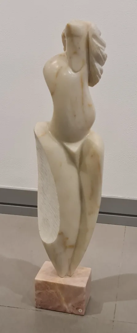 "İsimsiz" eseri DİNÇER GÜNGÖRÜR tarafından 2016 yılında 81x20x10 cm ölçülerinde Afyon Mermeri tekniği ile yapılmıştır.