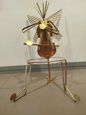 DOĞAN KARAKILIÇ — “A Fantastic Song”, 2025 "A Fantastic Song" eseri DOĞAN KARAKILIÇ tarafından 2025 yılında 88x54x55 cm ölçülerinde Metal, Keman, Karışık Teknik tekniği ile yapılmıştır.
