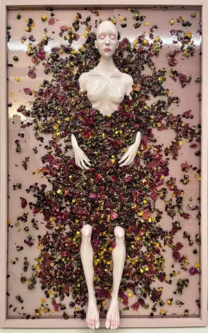 "İsimsiz" eseri DUYGU AYDOĞAN tarafından 2024 yılında 116x75 cm ölçülerinde epoksi reçine, akrilik, polimer kil, kurutulmuş çiçek tekniği ile yapılmıştır.
