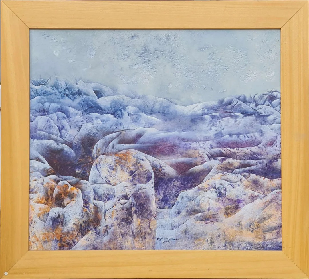"İsimsiz" eseri EKREM KADAK tarafından 2005 yılında 65x74 cm ölçülerinde Tuval üzeri yağlı boya tekniği ile yapılmıştır.