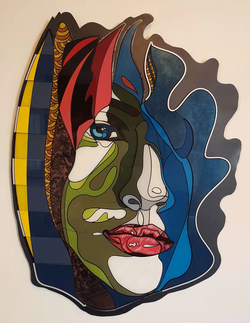 "İsimsiz" eseri EMRE LÜLE tarafından 2016 yılında 118x89 cm ölçülerinde Poliplastik tekniği ile yapılmıştır.