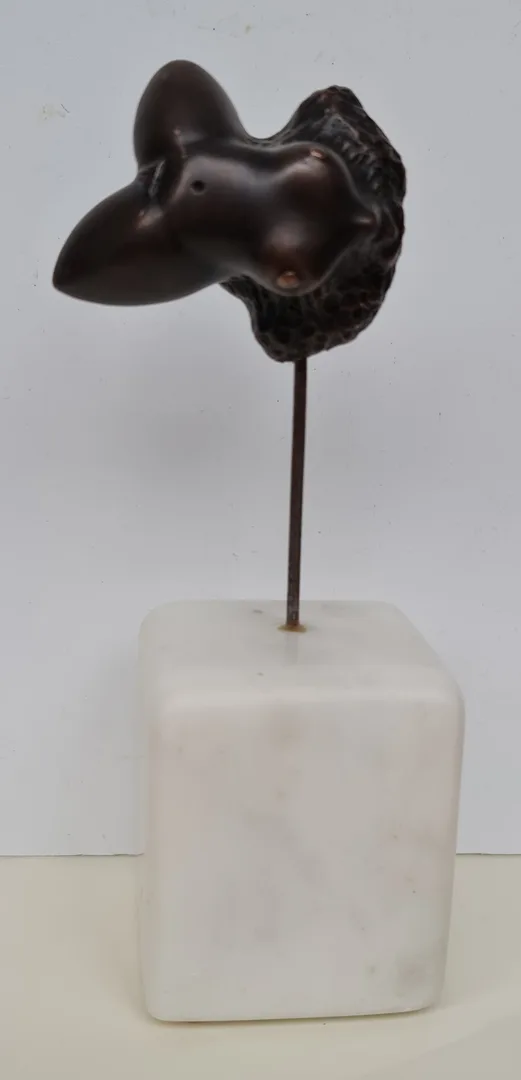 "İsimsiz" eseri FİLİNTA ÖNAL tarafından 20x9x7 cm ölçülerinde Bronz Heykel tekniği ile yapılmıştır.