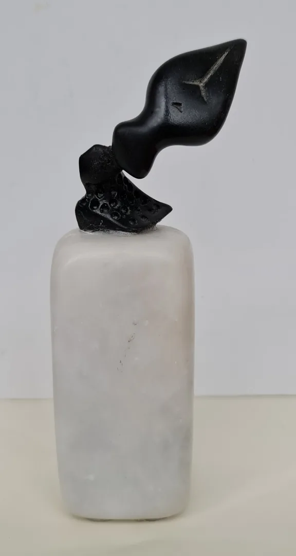 "İsimsiz" eseri FİLİNTA ÖNAL tarafından 18x7x5 cm ölçülerinde Mermer Heykel tekniği ile yapılmıştır.