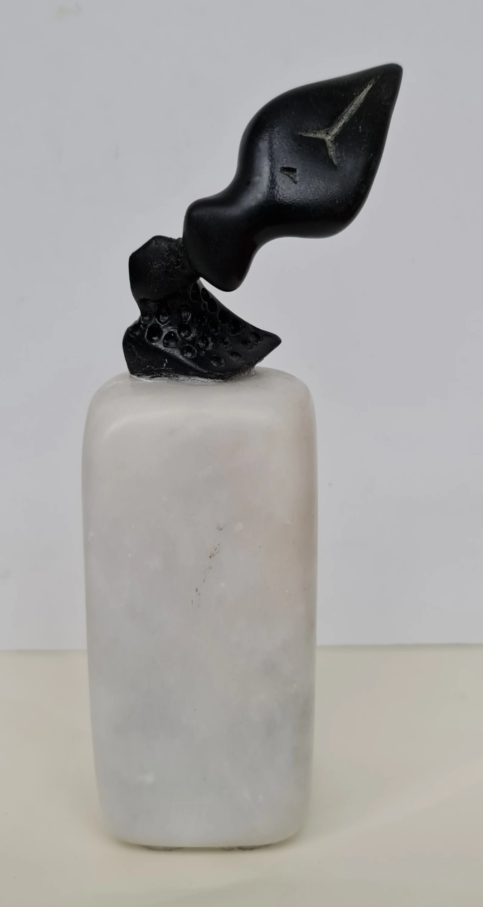 "İsimsiz" eseri FİLİNTA ÖNAL tarafından 18x7x5 cm ölçülerinde Mermer Heykel tekniği ile yapılmıştır.