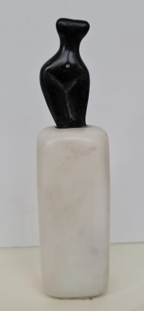 "İsimsiz" eseri FİLİNTA ÖNAL tarafından 17x4x4 cm ölçülerinde Mermer Heykel tekniği ile yapılmıştır.