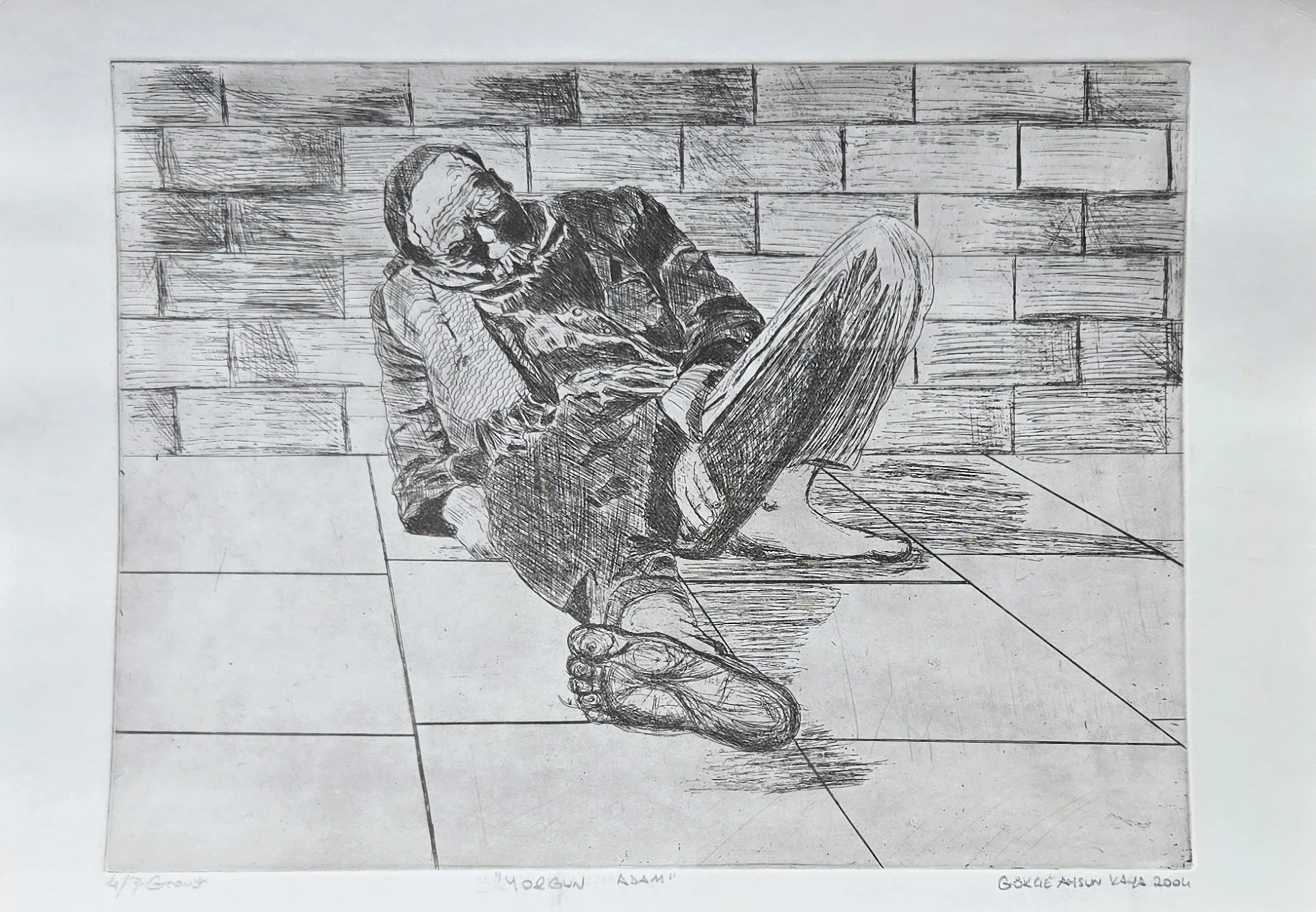 "Yorgun Adam" eseri GÖKÇE AYSUN KAYA tarafından 2004 yılında 35x50 cm ölçülerinde Gravür tekniği ile yapılmıştır.