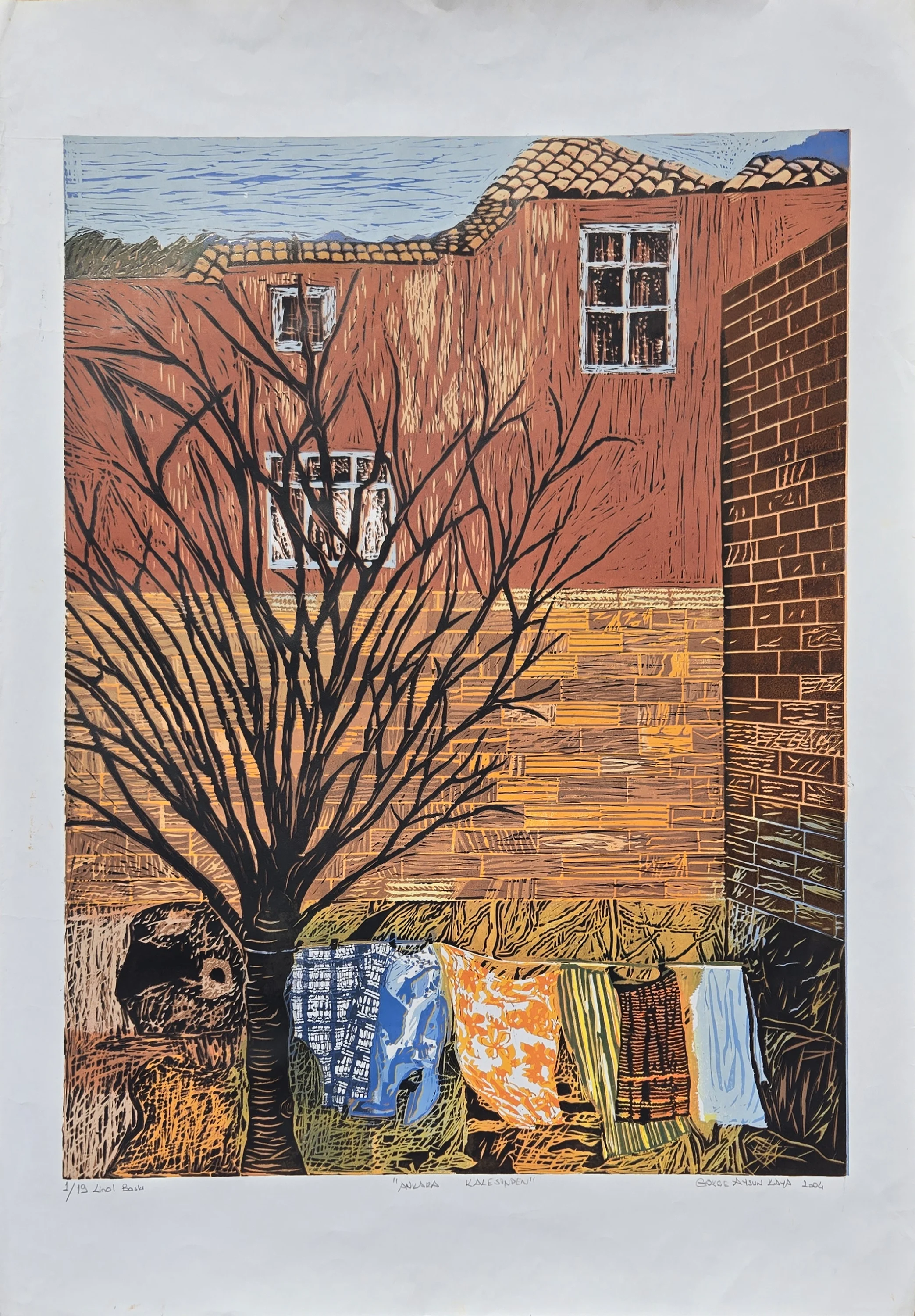"Ankara Kalesinden" eseri GÖKÇE AYSUN KAYA tarafından 2004 yılında 35x50 cm ölçülerinde Linolyum Baskı tekniği ile yapılmıştır.