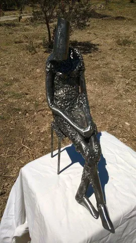 "İsimsiz" eseri HAKAN ERASLAN tarafından 2016 yılında 47x17x39 cm ölçülerinde Metal tekniği ile yapılmıştır.