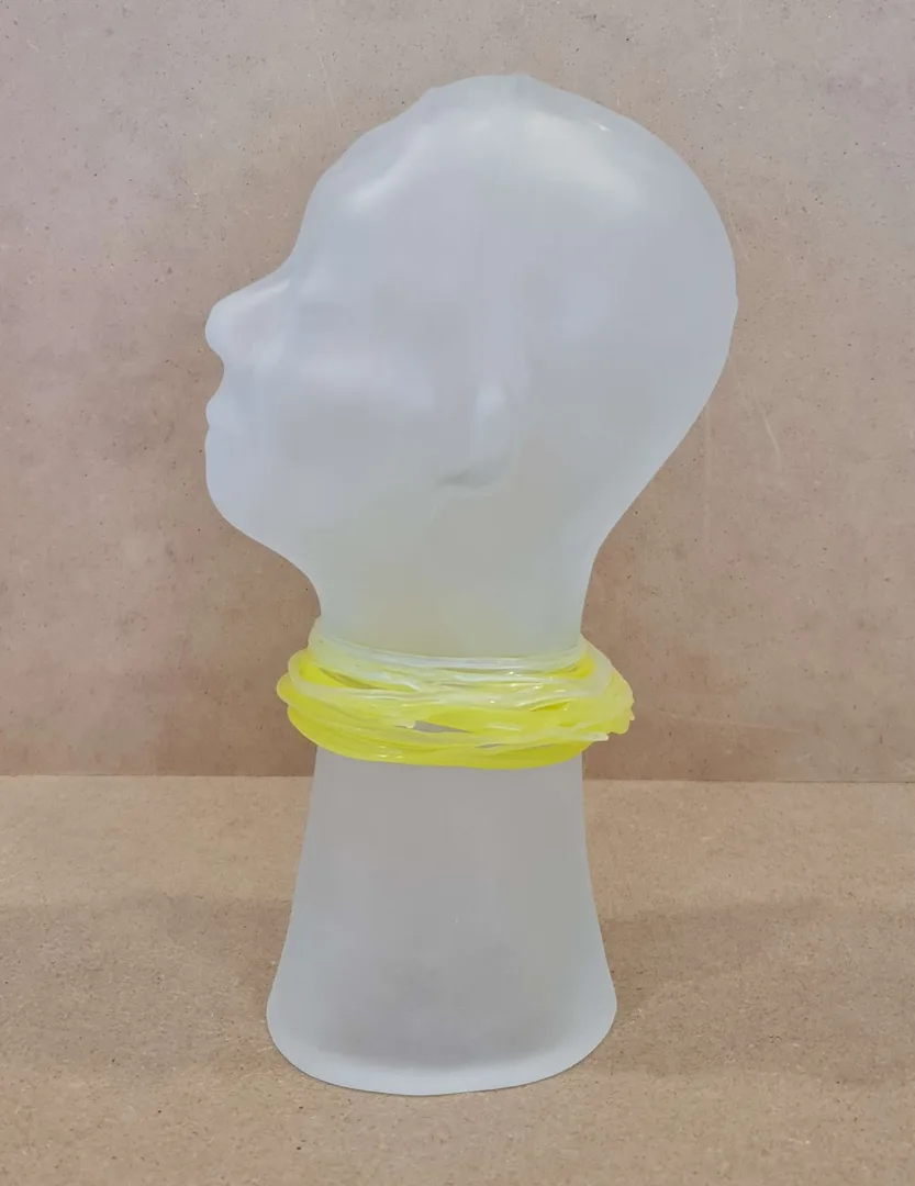 "Sarı Halkalı Cam Büst" eseri HALE FERİHA HENDEKCİGİL tarafından 2019 yılında 27x10x17 cm ölçülerinde Cam tekniği ile yapılmıştır.