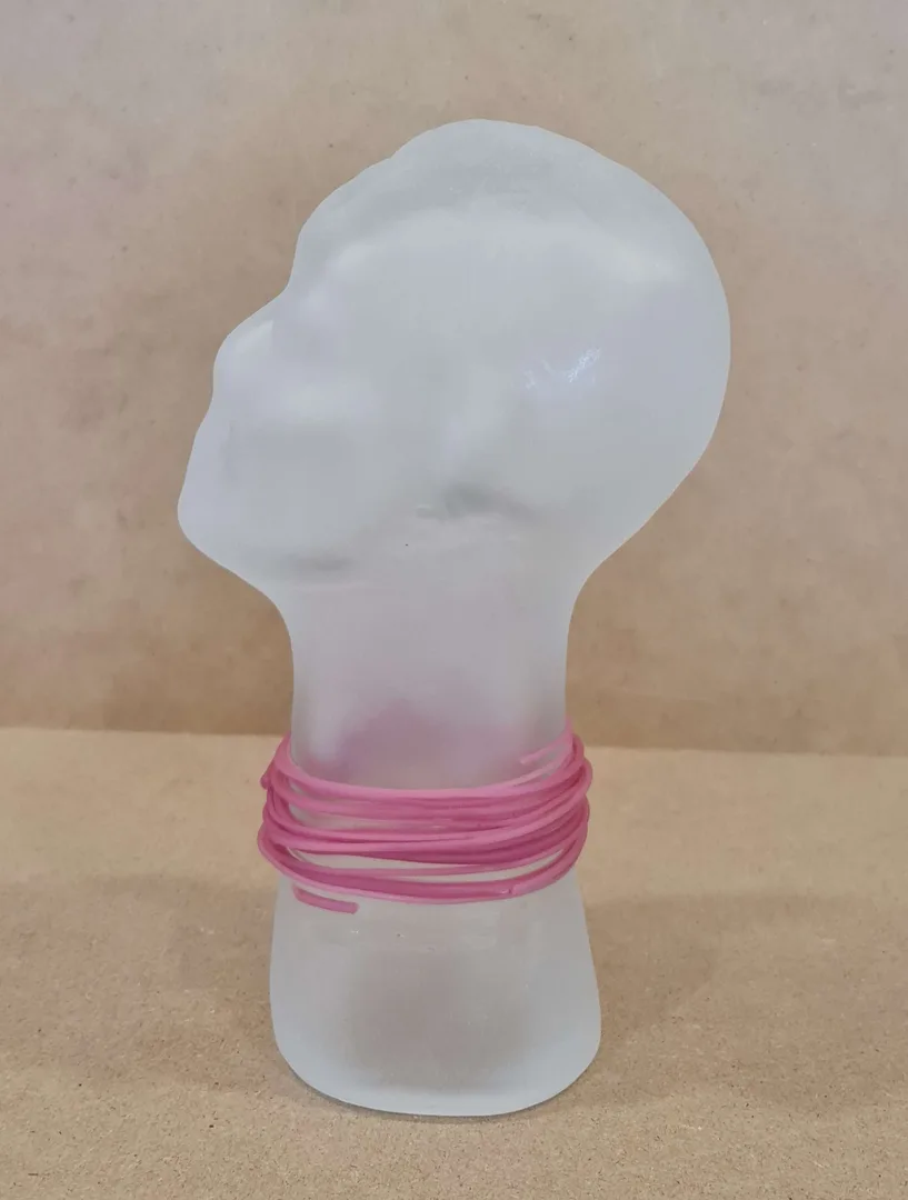 "Pembe Halkalı Cam Büst" eseri HALE FERİHA HENDEKCİGİL tarafından 2019 yılında 27x10x17 cm ölçülerinde Cam tekniği ile yapılmıştır.